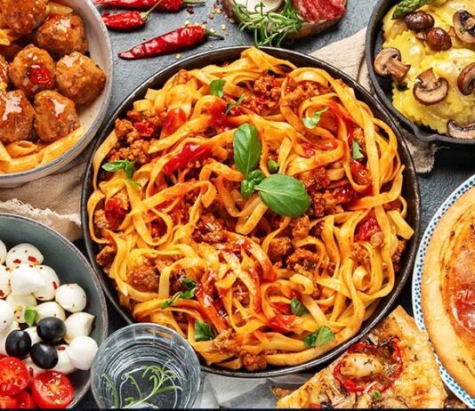 İtalyan mutfağı, dünya genelinde en çok bilinen ve sevilen mutfaklardan biri olarak öne çıkıyor. Taze malzemeler, zengin tatlar ve basit ama etkili pişirme teknikleri ile İtalya’nın her bölgesi kendine özgü bir lezzet sunuyor. İtalyan mutfağı, yalnızca yemek değil, aynı zamanda kültürel bir deneyim olarak kabul ediliyor ve sofralarda paylaşılan keyifli anlarla bütünleşiyor. Konulu bir haber görseli.