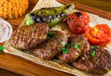 Izgara, yemek pişirme teknikleri arasında en eski ve en etkili yöntemlerden biridir. İnsanlık tarihi boyunca ateş üzerinde yiyecek pişirme ihtiyacı, ızgara yönteminin gelişmesini sağlamıştır. Et, sebze ve balık gibi malzemelerin ızgarada pişirilmesi, hem lezzeti hem de besin değerini ön plana çıkarır. Konulu bir haber görseli.