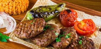 Izgara, yemek pişirme teknikleri arasında en eski ve en etkili yöntemlerden biridir. İnsanlık tarihi boyunca ateş üzerinde yiyecek pişirme ihtiyacı, ızgara yönteminin gelişmesini sağlamıştır. Et, sebze ve balık gibi malzemelerin ızgarada pişirilmesi, hem lezzeti hem de besin değerini ön plana çıkarır. Konulu bir haber görseli.