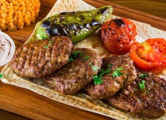 Izgara, yemek pişirme teknikleri arasında en eski ve en etkili yöntemlerden biridir. İnsanlık tarihi boyunca ateş üzerinde yiyecek pişirme ihtiyacı, ızgara yönteminin gelişmesini sağlamıştır. Et, sebze ve balık gibi malzemelerin ızgarada pişirilmesi, hem lezzeti hem de besin değerini ön plana çıkarır. Konulu bir haber görseli.