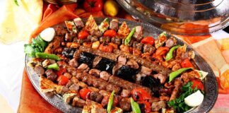 Izgara tarifleri, hem sağlıklı hem de lezzetli yemek arayanların favorileri arasında yer alır. Özellikle yaz aylarında mangal keyfi, kış aylarında ise fırın veya elektrikli ızgara kullanımıyla sofralara eşsiz tatlar kazandırır. Et, tavuk, balık ve sebzelerle hazırlanan bu tarifler, farklı marinasyon teknikleri ve baharatlarla zenginleştirildiğinde adeta damak çatlatan bir lezzete dönüşür. Üstelik ızgara yemekleri yalnızca ana yemek değil, aynı zamanda meze ve salatalarla da mükemmel bir uyum sağlar. Konulu bir haber görseli.