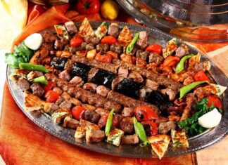 Izgara tarifleri, hem sağlıklı hem de lezzetli yemek arayanların favorileri arasında yer alır. Özellikle yaz aylarında mangal keyfi, kış aylarında ise fırın veya elektrikli ızgara kullanımıyla sofralara eşsiz tatlar kazandırır. Et, tavuk, balık ve sebzelerle hazırlanan bu tarifler, farklı marinasyon teknikleri ve baharatlarla zenginleştirildiğinde adeta damak çatlatan bir lezzete dönüşür. Üstelik ızgara yemekleri yalnızca ana yemek değil, aynı zamanda meze ve salatalarla da mükemmel bir uyum sağlar. Konulu bir haber görseli.