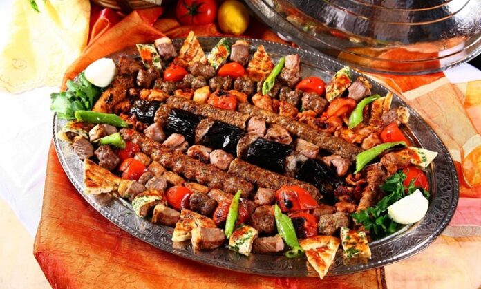 Izgara tarifleri, hem sağlıklı hem de lezzetli yemek arayanların favorileri arasında yer alır. Özellikle yaz aylarında mangal keyfi, kış aylarında ise fırın veya elektrikli ızgara kullanımıyla sofralara eşsiz tatlar kazandırır. Et, tavuk, balık ve sebzelerle hazırlanan bu tarifler, farklı marinasyon teknikleri ve baharatlarla zenginleştirildiğinde adeta damak çatlatan bir lezzete dönüşür. Üstelik ızgara yemekleri yalnızca ana yemek değil, aynı zamanda meze ve salatalarla da mükemmel bir uyum sağlar. Konulu bir haber görseli.