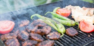 Yaz mevsimi geldiğinde doğayla iç içe geçirilen zamanların en güzel anlarından biri de şüphesiz ki mangal sofralarıdır. Özellikle dostlarla ya da aileyle yapılan bir ızgara ziyafeti, hem eğlenceli bir aktivite sunar hem de damaklarda iz bırakan lezzetlerle akşamları taçlandırır. Kırmızı etten beyaz ete, sebzelerden peynir çeşitlerine kadar birçok yiyecek mangalda bambaşka bir tada bürünür. Konulu bir haber görseli.