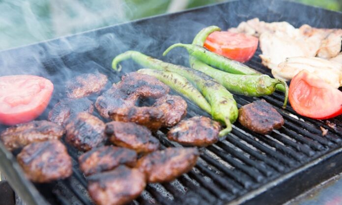 Yaz mevsimi geldiğinde doğayla iç içe geçirilen zamanların en güzel anlarından biri de şüphesiz ki mangal sofralarıdır. Özellikle dostlarla ya da aileyle yapılan bir ızgara ziyafeti, hem eğlenceli bir aktivite sunar hem de damaklarda iz bırakan lezzetlerle akşamları taçlandırır. Kırmızı etten beyaz ete, sebzelerden peynir çeşitlerine kadar birçok yiyecek mangalda bambaşka bir tada bürünür. Konulu bir haber görseli.