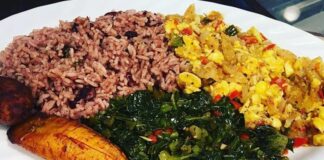 Jamaika mutfağı, Karayipler’in en renkli ve en baharatlı gastronomi kültürlerinden birini sunar. Afrika, Avrupa, Hint ve Çin mutfaklarından izler taşıyan bu lezzet dünyası, özgün tatlarıyla dikkat çeker. Jamaika yemekleri, kullanılan aromatik baharatlar, taze deniz ürünleri ve tropikal meyvelerle adanın kültürel zenginliğini yansıtır. Ülkenin mutfağı, yalnızca damaklara değil, aynı zamanda gözlere hitap eden görsel bir şölen sunar. Konulu bir haber görseli.