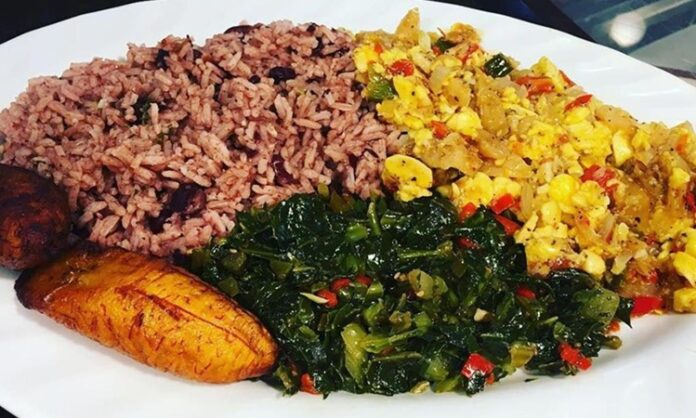 Jamaika mutfağı, Karayipler’in en renkli ve en baharatlı gastronomi kültürlerinden birini sunar. Afrika, Avrupa, Hint ve Çin mutfaklarından izler taşıyan bu lezzet dünyası, özgün tatlarıyla dikkat çeker. Jamaika yemekleri, kullanılan aromatik baharatlar, taze deniz ürünleri ve tropikal meyvelerle adanın kültürel zenginliğini yansıtır. Ülkenin mutfağı, yalnızca damaklara değil, aynı zamanda gözlere hitap eden görsel bir şölen sunar. Konulu bir haber görseli.