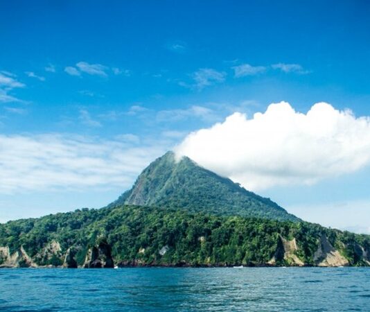 Java Mutfağı, Endonezya’nın en kalabalık adalarından biri olan Java Adası’nda doğmuş ve yüzyıllar boyunca farklı kültürlerin etkisiyle şekillenmiş zengin bir gastronomi kültürüdür. Tarih boyunca bu ada, ticaret yolları üzerinde yer alması sebebiyle Çin, Arap, Hint ve hatta Avrupa mutfaklarından çeşitli unsurlar almıştır. Bu çeşitlilik, Java Mutfağı’nı hem özgün hem de kozmopolit bir mutfak haline getirmiştir. Özellikle baharatların geniş ölçüde kullanılması, yemeklerin derin ve katmanlı tatlara sahip olmasını sağlamıştır. Konulu bir haber görseli.