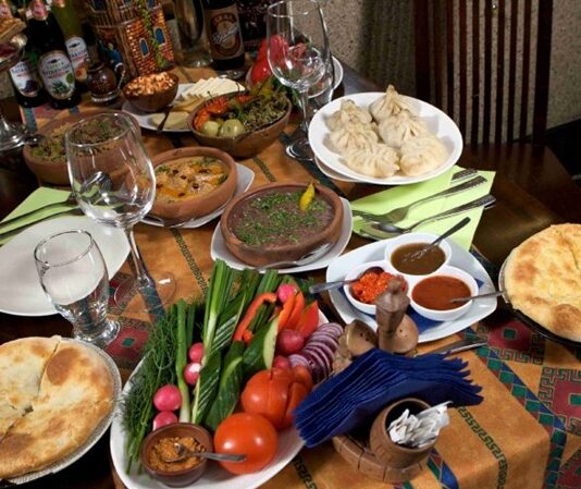 Kabardey mutfağı, Kuzey Kafkasya’nın önemli gastronomi geleneklerinden biridir ve Kabardey-Balkar Cumhuriyeti’nde şekillenmiştir. Bölgenin dağlık coğrafyası ve sert iklim koşulları, mutfağın temel karakterini belirlemiştir. Kabardey yemekleri, hem besleyici hem de dayanıklılık sağlayan özellikleriyle öne çıkar. Bu mutfak, Kabardey kültürünü ve tarihini sofralara taşır, toplumsal bağları güçlendiren bir rol üstlenir. Konulu bir haber görseli.