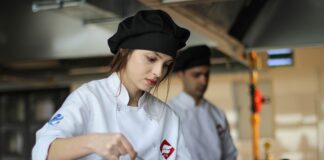 Gastronomi dünyasında kadın şefler, hem yaratıcılıkları hem de liderlikleri ile dikkat çekiyor. Röportajlarda kadın şefler, mutfaktaki deneyimlerini, ilham kaynaklarını ve kendi tarzlarını nasıl geliştirdiklerini anlatıyor. Bu süreçte yaratıcılık ve özgünlük, kadın şeflerin öne çıkan özellikleri arasında yer alıyor. Konulu bir haber görseli.