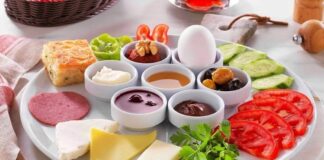 Kahvaltı, günün en önemli öğünü olarak kabul edilir ve insanlık tarihi boyunca farklı kültürlerde çeşitli şekillerde hazırlanmıştır. İlk çağlarda insanlar, günün ilk öğününü enerji sağlayacak temel yiyeceklerle almaktaydı. Zamanla kahvaltı kültürü gelişmiş ve farklı toplumların mutfaklarına özgü tarifler ortaya çıkmıştır. Konulu bir haber görseli.