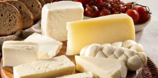 Kahvaltılar, günün en önemli öğünü olarak bilinir ve sofraların baş tacı olan peynir çeşitleriyle lezzet kazanır. Peynir, hem protein hem de kalsiyum açısından zengin bir besin kaynağıdır. Türkiye’de kahvaltı kültürünün vazgeçilmez bir parçası olan peynir, farklı yörelere göre çeşitlilik gösterir ve sofralara farklı tatlar katar. Her peynir türünün kendine özgü aroması ve dokusu, kahvaltı keyfini artırır. Konulu bir haber görseli.