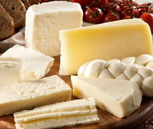 Kahvaltılar, günün en önemli öğünü olarak bilinir ve sofraların baş tacı olan peynir çeşitleriyle lezzet kazanır. Peynir, hem protein hem de kalsiyum açısından zengin bir besin kaynağıdır. Türkiye’de kahvaltı kültürünün vazgeçilmez bir parçası olan peynir, farklı yörelere göre çeşitlilik gösterir ve sofralara farklı tatlar katar. Her peynir türünün kendine özgü aroması ve dokusu, kahvaltı keyfini artırır. Konulu bir haber görseli.