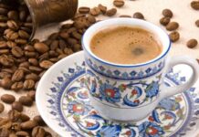 Gelenekselden moderne, sade olandan aromalı çeşitlerine kadar kahve, günlük yaşamın ayrılmaz bir parçası haline gelmiştir. Ancak kahvenin keyfi, çoğu zaman onu tamamlayan atıştırmalıklarla daha da derinleşir. Bu küçük lezzetler, sadece damak zevkini tamamlamakla kalmaz, kahve deneyimini çok daha zengin ve keyifli hale getirir. Konulu bir haber görseli.