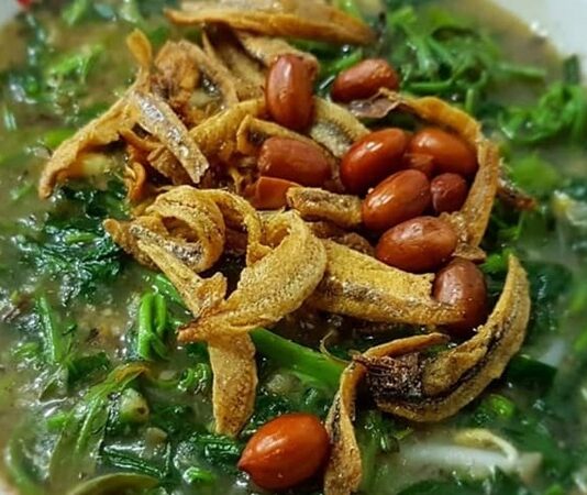 Kalimantan Mutfağı, Endonezya’nın en büyük adası olan Borneo’nun Endonezya’ya ait kısmında gelişmiş köklü bir mutfaktır. Kalimantan, farklı etnik grupların bir arada yaşadığı ve çeşitliliğiyle bilinen bir bölgedir. Bu kültürel çeşitlilik, mutfağa da doğrudan yansımış ve ortaya hem geleneksel hem de yenilikçi tatların çıktığı bir gastronomi anlayışı doğmuştur. Konulu bir haber görseli.