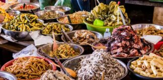 Kamboçya, Güneydoğu Asya’da Mekong Nehri ve Tonle Sap Gölü’nün kesişim noktasında yer alır. Bu stratejik konum, Kamboçya mutfağının hem Çin hem de Tayland mutfaklarından etkilenmesine olanak tanımıştır. Pirinç ve balık, mutfağın temel öğelerini oluştururken, taze otlar ve baharatlar yemeklere karakter kazandırır. Kamboçya mutfağı, hem geleneksel hem de modern öğeleri harmanlayarak zengin bir lezzet deneyimi sunar. Konulu bir haber görseli.