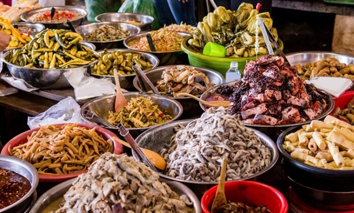 Kamboçya, Güneydoğu Asya’da Mekong Nehri ve Tonle Sap Gölü’nün kesişim noktasında yer alır. Bu stratejik konum, Kamboçya mutfağının hem Çin hem de Tayland mutfaklarından etkilenmesine olanak tanımıştır. Pirinç ve balık, mutfağın temel öğelerini oluştururken, taze otlar ve baharatlar yemeklere karakter kazandırır. Kamboçya mutfağı, hem geleneksel hem de modern öğeleri harmanlayarak zengin bir lezzet deneyimi sunar. Konulu bir haber görseli.