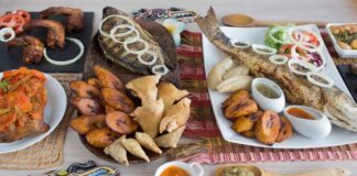 Kamerun, Afrika’nın en zengin mutfak kültürlerinden birine sahiptir. Ülkenin coğrafi yapısı, tropikal iklimi ve çok sayıda etnik grubun bir arada yaşaması, Kamerun mutfağı için son derece geniş bir çeşitlilik sunar. Farklı bölgelerde yaşayan toplulukların yemek alışkanlıkları birbirinden farklıdır. Bu farklılıklar, ülkenin kuzeyinden güneyine, batısından doğusuna kadar sofralara yansıyan çok renkli bir gastronomi tablosu ortaya çıkarır. Baharatların bolca kullanılması, taze sebze ve kök bitkilerin yemeklerde sıkça yer alması Kamerun sofralarının karakteristik özelliklerinden biridir. Konulu bir haber görseli.