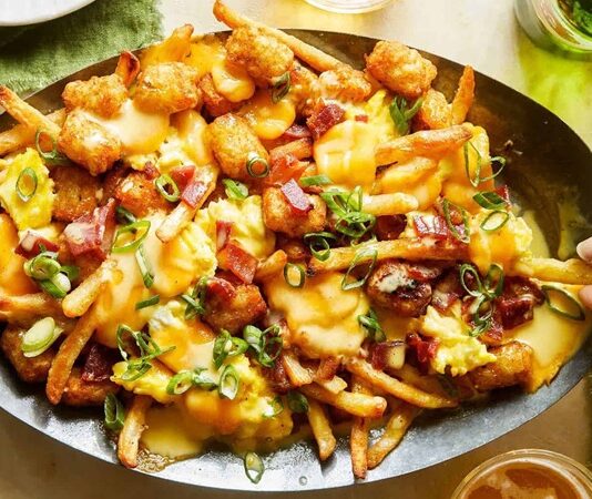 Kanada mutfağı, ülkenin geniş coğrafyası ve çok kültürlü yapısı sayesinde dünyanın en çeşitli gastronomi geleneklerinden birini oluşturur. Yerli halkların binlerce yıl boyunca sürdürdüğü beslenme alışkanlıkları, Avrupalı göçmenlerin yemek kültürü ve Asya ile Orta Doğu’dan gelen yeni nesil göçmenlerin etkisi, bu mutfağı adeta bir mozaik haline getirmiştir. Özellikle Kanada yerlilerinin avcılık ve balıkçılıkla elde ettiği yiyecekler, bugün bile birçok geleneksel yemeğin temelini oluşturur. Konulu bir haber görseli.