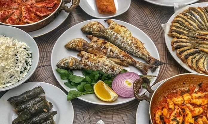 Karadeniz mutfağı, Türkiye’nin en karakteristik ve en özgün mutfaklarından biridir. Dağlarla çevrili coğrafyası, bol yağışlı iklimi ve hırçın denizi, bu mutfağın malzeme çeşitliliğini belirleyen temel unsurlardandır. Karadeniz insanı doğayla iç içe yaşar ve mutfağı da doğanın sunduklarına göre şekillenir. Bu yüzden Karadeniz yemekleri, hem doğaya hem de yöre kültürüne saygının bir yansımasıdır. Konulu bir haber görseli.