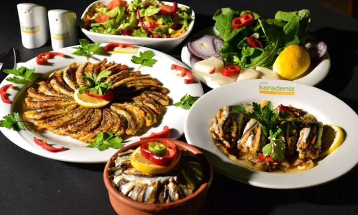 Karadeniz mutfağı, Türkiye’nin en zengin ve kendine özgü mutfak kültürlerinden biridir. Yeşilin her tonunu barındıran doğası, bol yağışlı iklimi ve bereketli toprakları, bölge halkına çok çeşitli tarım ürünleri sunar. Bu ürünler, hem yöresel yemeklerin temelini oluşturur hem de bölgenin gastronomik kimliğini şekillendirir. Konulu bir haber görseli.