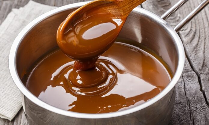 Karamel, tatlıların vazgeçilmez unsurlarından biridir ve mutfaklarda hem dekoratif hem de lezzet artırıcı bir rol oynar. Karamel pişirme süreci, şekerin kontrollü bir şekilde ısıtılması ve karamelize olması ile başlar. Bu yöntem sayesinde şekerin rengi altın kahverengiye dönüşür ve aroması yoğunlaşır. Konulu bir haber görseli.