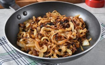 Karamelize etme, yemek pişirme teknikleri arasında en çok dikkat çeken yöntemlerden biridir. Özellikle sebzelerde, meyvelerde ve tatlılarda kullanılan bu teknik, yiyeceklere hem farklı bir tat hem de benzersiz bir doku kazandırır. Temelde şekerin yüksek ısıya maruz kalarak kahverengileşmesiyle gerçekleşen bu işlem, mutfaklarda lezzet katmak için sıkça tercih edilir. Konulu bir haber görseli.