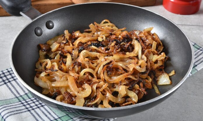 Karamelize etme, yemek pişirme teknikleri arasında en çok dikkat çeken yöntemlerden biridir. Özellikle sebzelerde, meyvelerde ve tatlılarda kullanılan bu teknik, yiyeceklere hem farklı bir tat hem de benzersiz bir doku kazandırır. Temelde şekerin yüksek ısıya maruz kalarak kahverengileşmesiyle gerçekleşen bu işlem, mutfaklarda lezzet katmak için sıkça tercih edilir. Konulu bir haber görseli.