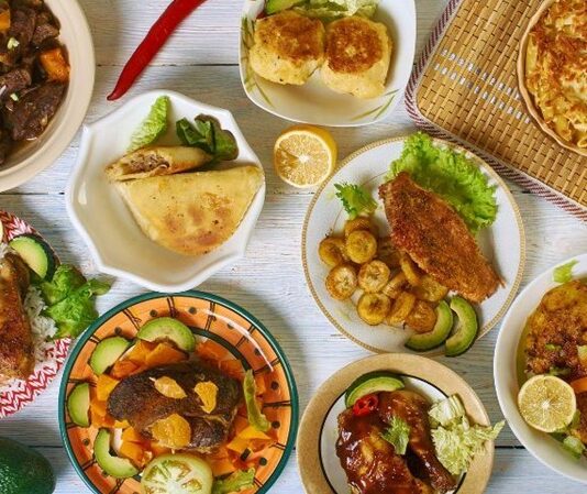 Karayip mutfağı, farklı kültürlerin buluşmasıyla ortaya çıkan eşsiz bir gastronomi dünyasıdır. Bölgenin tarihsel geçmişi, bu mutfağın şekillenmesinde büyük rol oynamıştır. Afrika’dan gelen köleler, Avrupa’dan gelen sömürgeciler, Asya’dan göç eden topluluklar ve yerli halkın yemek alışkanlıkları birleşerek bu mutfağın temelini oluşturmuştur. Her kültür kendi baharatını, pişirme yöntemini ve malzemesini beraberinde getirmiştir. Bu yüzden Karayip yemeklerinde hem tropikal hem de egzotik lezzetleri aynı anda tatmak mümkündür. Konulu bir haber görseli.