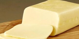 Kaşar peyniri, Türk mutfağının en tanınmış ve çok yönlü süt ürünlerinden biridir. Adını, geleneksel üretim sürecinde süt pıhtılarının özel yöntemlerle yoğrulup şekillendirilmesinden alır. Kaşar, hem inek sütünden hem de koyun veya keçi sütünden yapılabilir. Bu çeşitlilik, lezzet profilini zenginleştirir ve farklı damak zevklerine hitap eder. Konulu bir haber görseli.