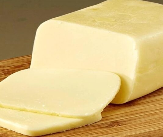 Kaşar peyniri, Türk mutfağının en tanınmış ve çok yönlü süt ürünlerinden biridir. Adını, geleneksel üretim sürecinde süt pıhtılarının özel yöntemlerle yoğrulup şekillendirilmesinden alır. Kaşar, hem inek sütünden hem de koyun veya keçi sütünden yapılabilir. Bu çeşitlilik, lezzet profilini zenginleştirir ve farklı damak zevklerine hitap eder. Konulu bir haber görseli.