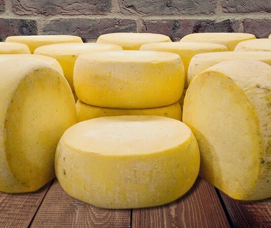 Kaşarlı kahvaltı, hem lezzeti hem de pratik hazırlanışıyla kahvaltı sofralarının vazgeçilmezlerinden biri haline gelmiştir. Türkiye’de özellikle peynir çeşitleri arasında öne çıkan kaşar peyniri, kahvaltı kültürünün temel taşlarından biri olarak bilinir. Taze ekmekle veya sıcak hamur işleriyle servis edilen kaşarlı kahvaltı, sabah sofralarına hem doyuruculuk hem de lezzet katar. Konulu bir haber görseli.