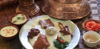 Kashmiri Mutfağı, Hindistan’ın kuzeyindeki Kashmir bölgesine özgü geleneksel yemek kültürünü yansıtır. Tarihi boyunca çeşitli imparatorluklar ve kültürlerin etkisi altında kalan bölge, mutfağına da zengin bir çeşitlilik kazandırmıştır. Hem et hem de sebze ağırlıklı yemekler, yöresel baharatlarla harmanlanarak karakteristik tatları oluşturur. Konulu bir haber görseli.