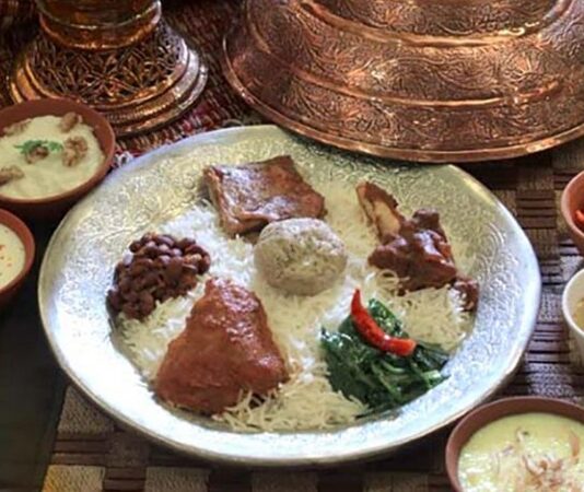 Kashmiri Mutfağı, Hindistan’ın kuzeyindeki Kashmir bölgesine özgü geleneksel yemek kültürünü yansıtır. Tarihi boyunca çeşitli imparatorluklar ve kültürlerin etkisi altında kalan bölge, mutfağına da zengin bir çeşitlilik kazandırmıştır. Hem et hem de sebze ağırlıklı yemekler, yöresel baharatlarla harmanlanarak karakteristik tatları oluşturur. Konulu bir haber görseli.