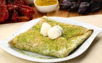 Katmer, özellikle Güneydoğu Anadolu ve Gaziantep mutfağının en bilinen tatlı ve kahvaltılık hamur işlerinden biridir. Tarihi Osmanlı dönemine kadar uzanan bu lezzet, günümüzde de hem kahvaltılarda hem de tatlı sofralarında sıkça yer alır. İnce açılmış hamurun iç harçla buluşması ve sac üzerinde pişirilmesi, katmere kendine özgü çıtır dokusunu ve lezzetini kazandırır. Konulu bir haber görseli.