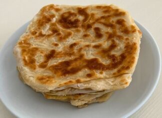 Katmer, özellikle Anadolu ve Güneydoğu mutfaklarının vazgeçilmez hamur tatlarından biridir. İnce açılan hamurun kat kat yoğrulup pişirilmesiyle elde edilen bu lezzet, hem kahvaltı sofralarının hem de çay saatlerinin olmazsa olmazlarından biridir. Katmer, fırınlama veya sacda pişirme teknikleriyle hazırlanabilir, her yöntemde kendine özgü dokusunu ve lezzetini korur. Konulu bir haber görseli.