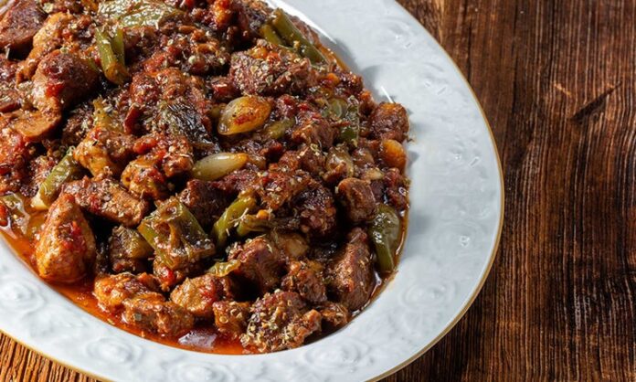 Kavurma, Türk mutfağının en köklü pişirme yöntemlerinden biridir ve hem evlerde hem de restoranlarda sıkça kullanılır. Kavurma yöntemi, etin veya sebzelerin yüksek sıcaklıkta kendi yağı veya eklenen az miktardaki yağ ile pişirilmesini ifade eder. Bu teknik, yiyeceklerin hem lezzetini hem de dokusunu korumasına yardımcı olur. Kavurma, özellikle et yemeklerinde yoğun aroma ve doyurucu tat elde etmek için vazgeçilmez bir pişirme yöntemidir. Konulu bir haber görseli.