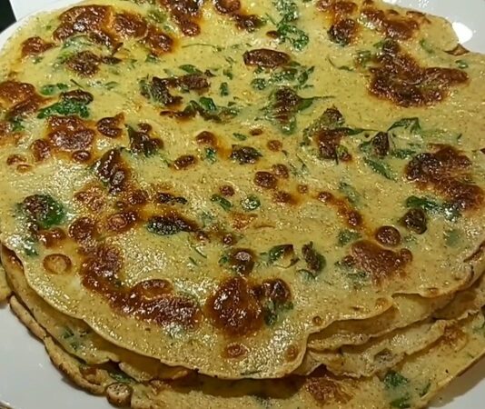 Türk mutfağının köklü yemeklerinden biri olan kaygana yumurta, hem geleneksel hem de pratik bir lezzet olarak günümüzde sofralarda kendine yer bulmaktadır. Osmanlı mutfağından günümüze ulaşan bu tarif, Anadolu’nun birçok yöresinde farklı biçimlerde hazırlanır. Kahvaltıların vazgeçilmezi olan kaygana, basit malzemelerle yapılan doyurucu ve lezzetli bir yemektir. Konulu bir haber görseli.