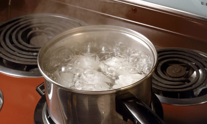 Kaynatma Mutfakların Temel Pişirme Yöntemi Kaynatma, yemek pişirme teknikleri arasında en eski yöntemlerden biri olarak bilinir. Kaynatma, gıdaların su veya et suyu gibi sıvılar içinde yüksek sıcaklıkta pişirilmesini ifade eder. Bu yöntem, hem yemeklerin lezzetini hem de besin değerlerini korumasına yardımcı olur. Konulu bir haber görseli.