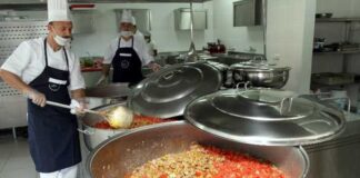 Kazan yemeği, özellikle geleneksel mutfaklarda uzun yıllardır sofraların vazgeçilmez yemeklerinden biri olarak bilinir. Büyük kazanlarda hazırlanan bu yemekler, hem aile sofralarında hem de özel günlerde misafirleri ağırlamanın özel bir yolu olmuştur. Kazan yemeği, malzemelerin büyük hacimde ve yavaş pişirilmesi sayesinde hem lezzetli hem de doyurucu bir yemek sunar. Konulu bir haber görseli.