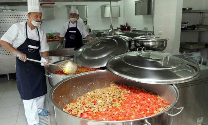 Kazan yemeği, özellikle geleneksel mutfaklarda uzun yıllardır sofraların vazgeçilmez yemeklerinden biri olarak bilinir. Büyük kazanlarda hazırlanan bu yemekler, hem aile sofralarında hem de özel günlerde misafirleri ağırlamanın özel bir yolu olmuştur. Kazan yemeği, malzemelerin büyük hacimde ve yavaş pişirilmesi sayesinde hem lezzetli hem de doyurucu bir yemek sunar. Konulu bir haber görseli.