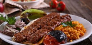 Kebap, Türk mutfağının en köklü ve en tanınan lezzetlerinden biri olarak, yalnızca bir yemek değil aynı zamanda bir yaşam biçimi olarak da değerlendirilebilir. Etin ateşle buluştuğu bu eşsiz teknik, binlerce yıllık geçmişe sahiptir ve tarih boyunca birçok uygarlığın mutfağında kendine yer bulmuştur. Ancak Anadolu toprakları, kebap kültürünü sadece korumakla kalmamış, aynı zamanda onu çeşitlendirip zenginleştirmiştir. Konulu bir haber görseli.