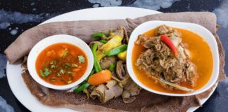 Kenya, Afrika kıtasının doğusunda yer alan ve farklı kültürlerin bir araya gelerek oluşturduğu köklü bir geçmişe sahip ülkelerden biridir. Bu çeşitlilik, Kenya mutfağı üzerinde büyük bir etki bırakmış, ülkenin yemek kültürünü benzersiz bir hale getirmiştir. Kenya’nın geniş toprakları, farklı etnik grupları ve tarihi geçmişi, sofralara hem Afrika'nın yerel lezzetlerini hem de Arap, Hint ve Avrupa mutfaklarının izlerini taşımaktadır. Bugün Kenya mutfağı, hem turistler hem de yerel halk için kültürel bir miras olarak büyük önem taşımaktadır. Konulu bir haber görseli.