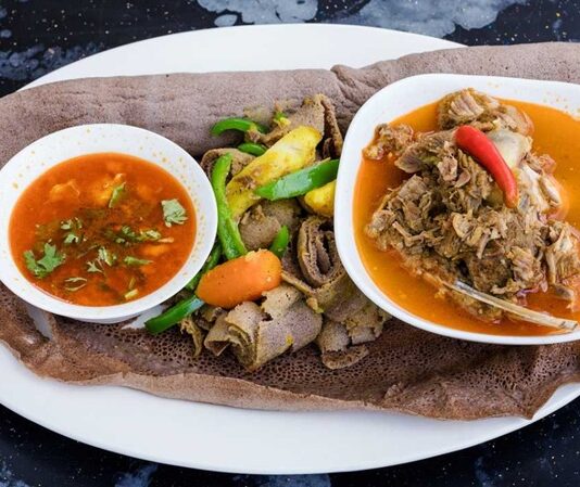 Kenya, Afrika kıtasının doğusunda yer alan ve farklı kültürlerin bir araya gelerek oluşturduğu köklü bir geçmişe sahip ülkelerden biridir. Bu çeşitlilik, Kenya mutfağı üzerinde büyük bir etki bırakmış, ülkenin yemek kültürünü benzersiz bir hale getirmiştir. Kenya’nın geniş toprakları, farklı etnik grupları ve tarihi geçmişi, sofralara hem Afrika'nın yerel lezzetlerini hem de Arap, Hint ve Avrupa mutfaklarının izlerini taşımaktadır. Bugün Kenya mutfağı, hem turistler hem de yerel halk için kültürel bir miras olarak büyük önem taşımaktadır. Konulu bir haber görseli.