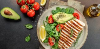 Ketojenik mutfak, son yıllarda sağlıklı yaşamı benimseyen ve karbonhidrat tüketimini azaltmak isteyenler için oldukça popüler hale geldi. Bu beslenme tarzı, enerji kaynağı olarak karbonhidrat yerine yağların kullanılması prensibine dayanıyor. Böylece vücut ketozis denilen duruma girerek yağ yakımını hızlandırıyor ve kan şekeri seviyesini dengede tutuyor. Hem kilo kontrolü sağlamak hem de metabolizma sağlığını iyileştirmek isteyenler için ketojenik diyet önemli bir alternatif olarak öne çıkıyor. Konulu bir haber görseli.