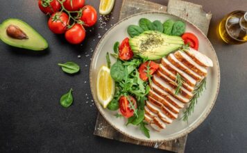 Ketojenik mutfak, son yıllarda sağlıklı yaşamı benimseyen ve karbonhidrat tüketimini azaltmak isteyenler için oldukça popüler hale geldi. Bu beslenme tarzı, enerji kaynağı olarak karbonhidrat yerine yağların kullanılması prensibine dayanıyor. Böylece vücut ketozis denilen duruma girerek yağ yakımını hızlandırıyor ve kan şekeri seviyesini dengede tutuyor. Hem kilo kontrolü sağlamak hem de metabolizma sağlığını iyileştirmek isteyenler için ketojenik diyet önemli bir alternatif olarak öne çıkıyor. Konulu bir haber görseli.