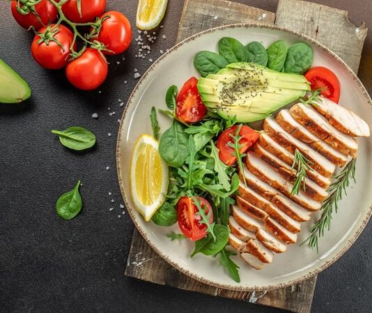 Ketojenik mutfak, son yıllarda sağlıklı yaşamı benimseyen ve karbonhidrat tüketimini azaltmak isteyenler için oldukça popüler hale geldi. Bu beslenme tarzı, enerji kaynağı olarak karbonhidrat yerine yağların kullanılması prensibine dayanıyor. Böylece vücut ketozis denilen duruma girerek yağ yakımını hızlandırıyor ve kan şekeri seviyesini dengede tutuyor. Hem kilo kontrolü sağlamak hem de metabolizma sağlığını iyileştirmek isteyenler için ketojenik diyet önemli bir alternatif olarak öne çıkıyor. Konulu bir haber görseli.