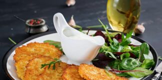 Kırım Tatar mutfağı, tarih boyunca farklı kültürlerin etkisiyle şekillenmiş köklü bir yemek geleneğine sahiptir. Kırım Yarımadası, jeopolitik konumu nedeniyle Türk, Rus, Bizans, Osmanlı ve Karadeniz çevresindeki topluluklarla etkileşim içinde olmuş, bu da mutfak kültürünü oldukça zenginleştirmiştir. Tarihi göçler ve ticaret yolları üzerinden taşınan baharatlar, tahıllar ve pişirme teknikleri, Kırım Tatar sofralarında kendine özgü bir birleşim yaratmıştır. Konulu bir haber görseli.