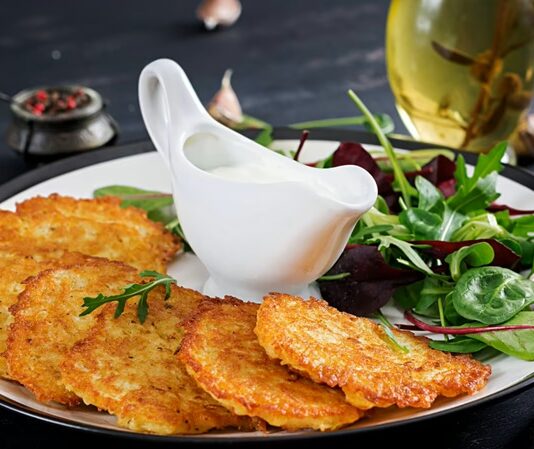 Kırım Tatar mutfağı, tarih boyunca farklı kültürlerin etkisiyle şekillenmiş köklü bir yemek geleneğine sahiptir. Kırım Yarımadası, jeopolitik konumu nedeniyle Türk, Rus, Bizans, Osmanlı ve Karadeniz çevresindeki topluluklarla etkileşim içinde olmuş, bu da mutfak kültürünü oldukça zenginleştirmiştir. Tarihi göçler ve ticaret yolları üzerinden taşınan baharatlar, tahıllar ve pişirme teknikleri, Kırım Tatar sofralarında kendine özgü bir birleşim yaratmıştır. Konulu bir haber görseli.