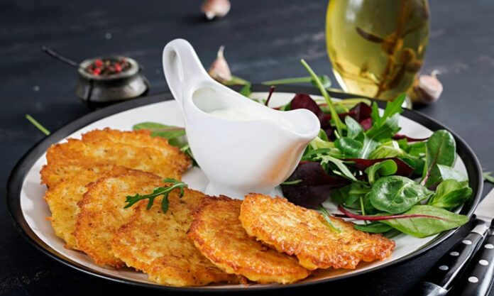 Kırım Tatar mutfağı, tarih boyunca farklı kültürlerin etkisiyle şekillenmiş köklü bir yemek geleneğine sahiptir. Kırım Yarımadası, jeopolitik konumu nedeniyle Türk, Rus, Bizans, Osmanlı ve Karadeniz çevresindeki topluluklarla etkileşim içinde olmuş, bu da mutfak kültürünü oldukça zenginleştirmiştir. Tarihi göçler ve ticaret yolları üzerinden taşınan baharatlar, tahıllar ve pişirme teknikleri, Kırım Tatar sofralarında kendine özgü bir birleşim yaratmıştır. Konulu bir haber görseli.